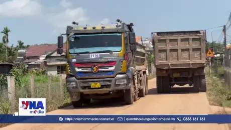 Quảng Ngãi xe tải chở đất “có ngọn” rầm rộ trong khu dân cư