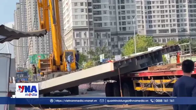 TP.HCM: Tấm thép 15 m đè bẹp cabin xe rác, một người tử vong