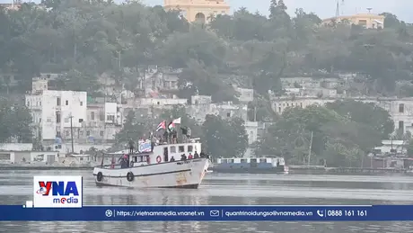 Hai tàu chở hàng viện trợ cập cảng Cuba sau khi mất liên lạc