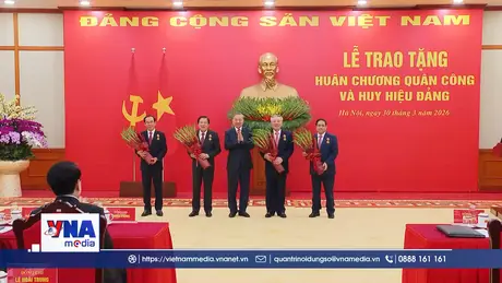 Tổng Bí thư trao Huân chương Quân công và Huy hiệu Đảng