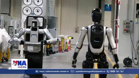 Robot hình người trong dây chuyền sản xuất ô tô ở Trung Quốc