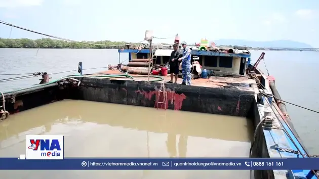 Hải đoàn Biên phòng 18 bắt tàu chở cát không rõ nguồn gốc