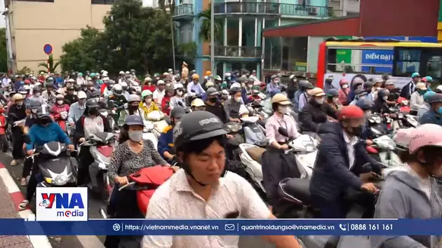 Hà Nội ùn tắc giao thông khi cầu Long Biên tạm ngừng lưu thông