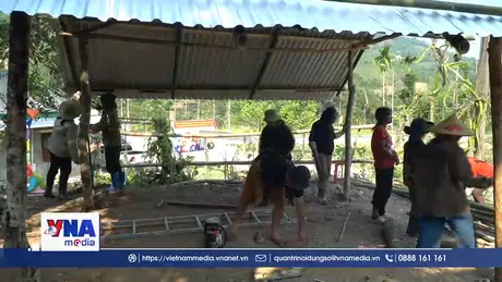 Khẩn trương dựng lại nhà tạm cho hộ dân có nhà bị cháy rụi