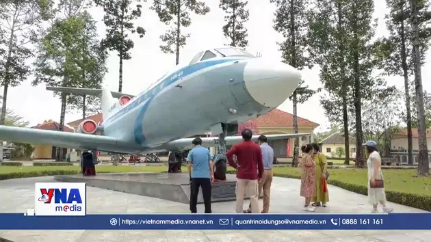 Chuyên cơ Yak-40 gắn với Chủ tịch Tôn Đức Thắng