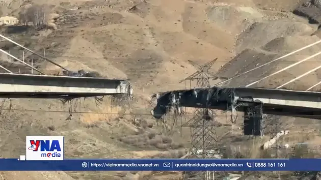 Cây cầu lớn nhất của Iran bị tấn công, 100 người thương vong