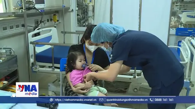 Tay chân miệng vào mùa, trẻ nhập viện gia tăng