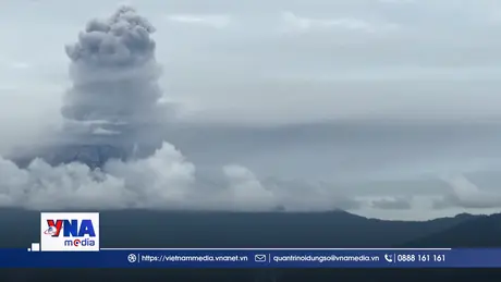 Hai núi lửa đồng loạt phun trào tại Indonesia