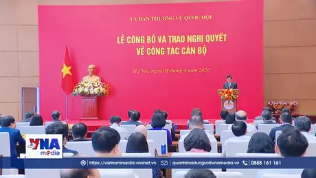 Trao Nghị quyết phê chuẩn Trưởng Đoàn đại biểu Quốc hội