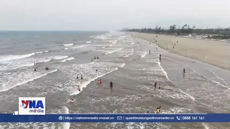 Du khách đổ về các bãi biển Hà Tĩnh trong những ngày nắng nóng