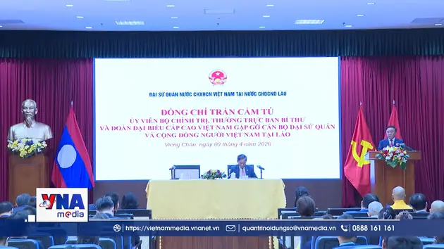 Đồng chí Trần Cẩm Tú gặp gỡ cán bộ ĐSQ và cộng đồng người Việt Nam tại Lào