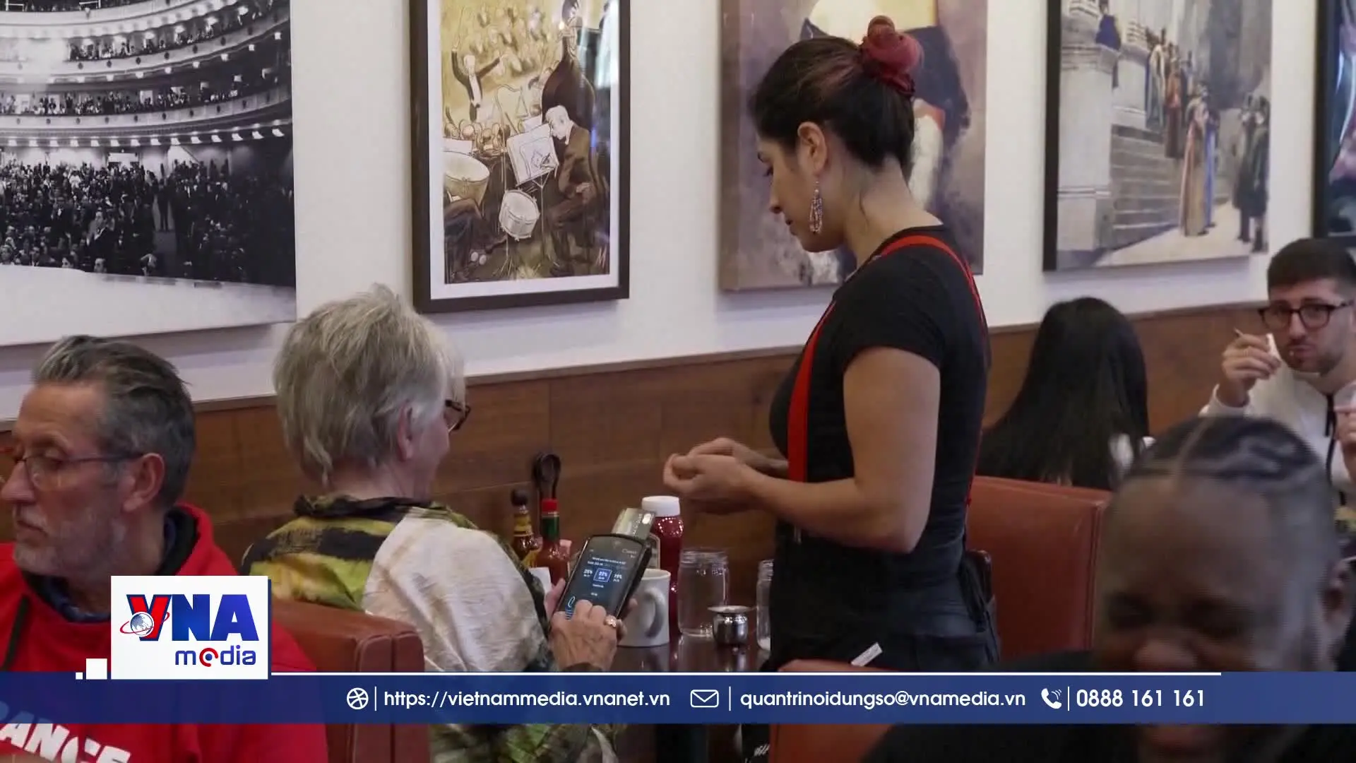 Giá cả leo thang khiến người Mỹ thắt chặt chi tiêu