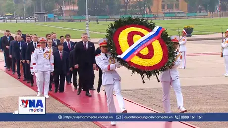 Thủ tướng Slovakia vào Lăng viếng Chủ tịch Hồ Chí Minh