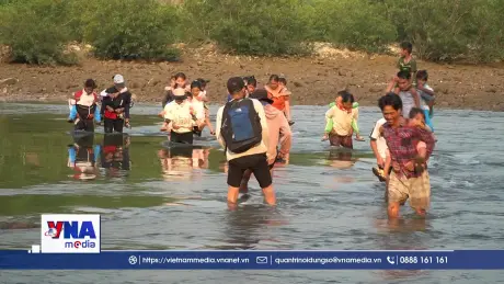 Ám ảnh cảnh cõng học sinh lội sông đến trường