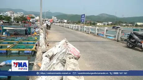 Cầu mới chưa có đường dẫn, cầu cũ thì xuống cấp nghiêm trọng