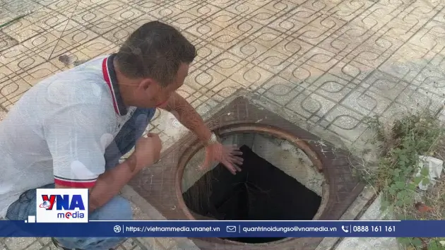 Mất nắp hố ga, vỉa hè thành “bẫy” người đi đường