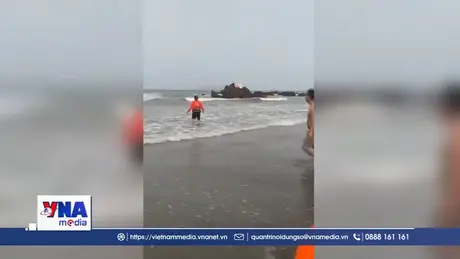 Kịp thời cứu hai anh em bị sóng cuốn ra xa ở biển Cửa Lò