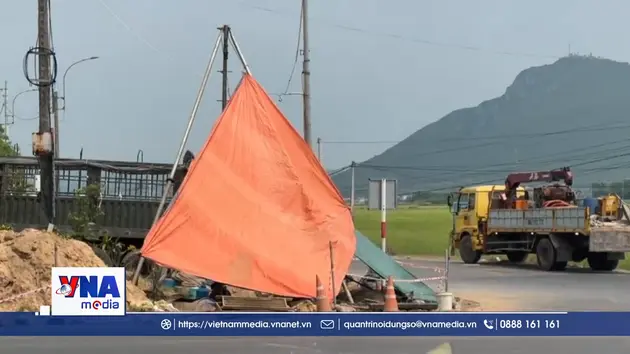 Khắc phục xong đường ống nước bị vỡ do thi công đèn giao thông