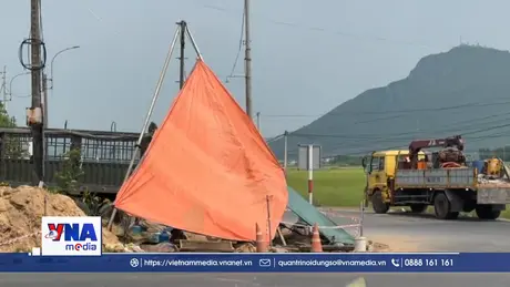 Khắc phục xong đường ống nước bị vỡ do thi công đèn giao thông