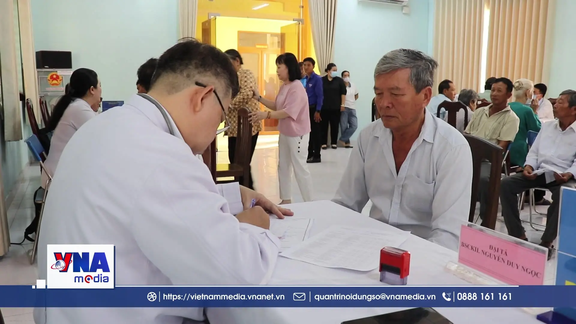 Chăm lo sức khỏe cho các đối tượng chính sách và nhân dân