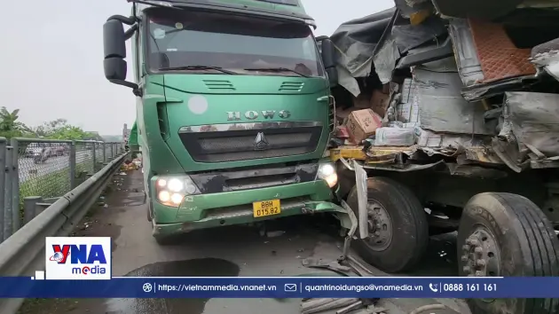 Va chạm giữa xe tải và xe đầu kéo trên cao tốc một người tử vong