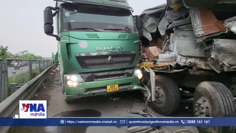 Va chạm giữa xe tải và xe đầu kéo trên cao tốc một người tử vong