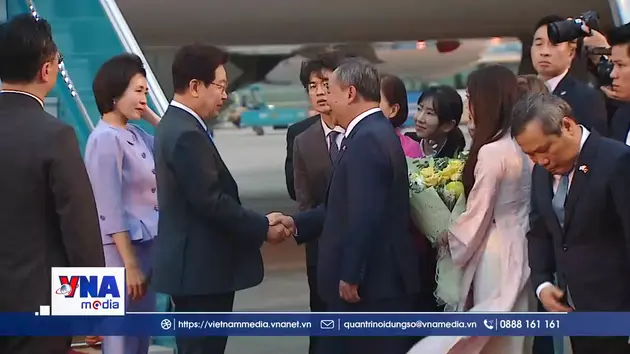 Tổng thống Hàn Quốc và phu nhân bắt đầu thăm cấp nhà nước tới Việt Nam