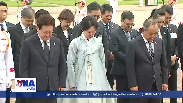 Tổng thống Hàn Quốc vào Lăng viếng Chủ tịch Hồ Chí Minh