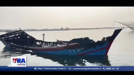 Tàu cá tại Huế bị hư hỏng hoàn toàn sau vụ cháy