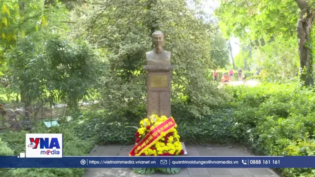Dâng hoa tưởng niệm Chủ tịch Hồ Chí Minh tại Pháp nhân kỷ niệm 30/4