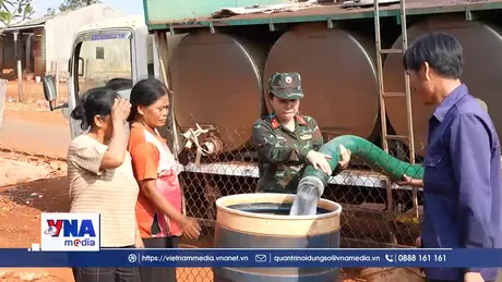 Bộ đội chở nước về làng, giúp dân biên giới “giải hạn”