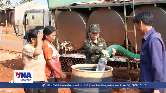 Bộ đội chở nước về làng, giúp dân biên giới “giải hạn”