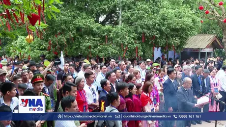 Đoàn kiều bào tiêu biểu dâng hương tưởng niệm các Vua Hùng