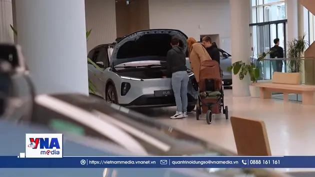 Người dân toàn cầu tăng tốc chuyển sang xe điện