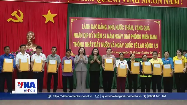 Phó Chủ tịch nước Võ Thị Ánh Xuân tặng quà gia đình chính sách, công nhân và trẻ em tại Vĩnh Long