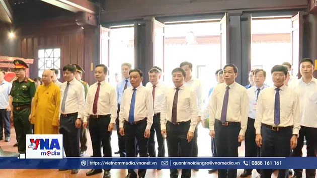 Thường trực Ban Bí thư dâng hương các anh hùng, liệt sĩ tại Điện Biên