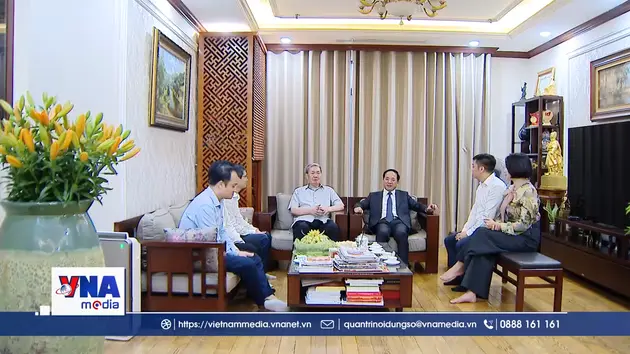 Trưởng ban Tuyên giáo và Dân vận Trung ương thăm, chúc mừng đồng chí Đinh Thế Huynh