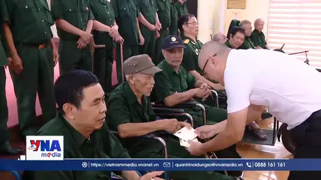 Tặng quà người có công nhân kỷ niệm Ngày giải phóng miền Nam