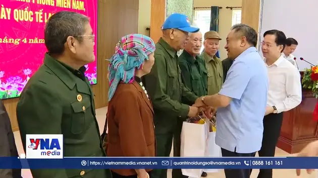 Đồng chí Trần Sỹ Thanh thăm, tặng quà tại Sơn La