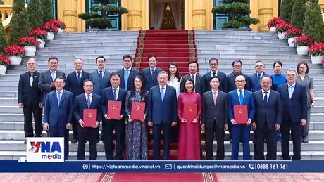 Trạm tin tối ngày 28/4: Tổng Bí thư, Chủ tịch nước trao quyết định bổ nhiệm 5 Đại sứ Việt Nam tại nước ngoài