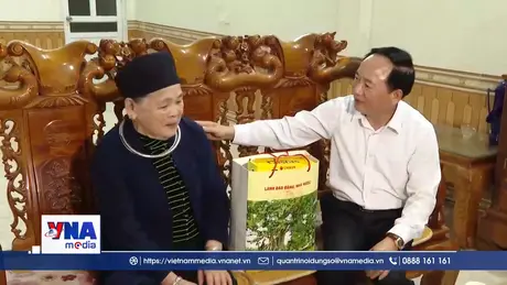 Trưởng Ban Tuyên giáo và Dân vận Trung ương tặng quà gia đình chính sách tại Tuyên Quang