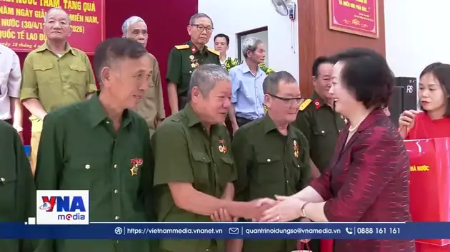 Phó Thủ tướng Phạm Thị Thanh Trà thăm, tặng quà tại tỉnh Lào Cai