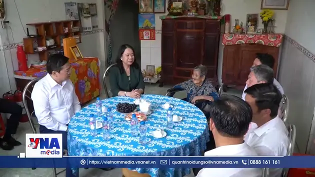 Phó Chủ tịch nước Võ Thị Ánh Xuân thăm, tặng quà gia đình chính sách