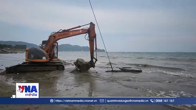 Trục vớt vật thể giống xác xe tăng ở biển Quy Nhơn