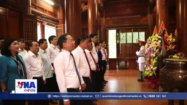 Thường trực Ban Bí thư dâng hương tưởng niệm Chủ tịch Hồ Chí Minh tại Nghệ An