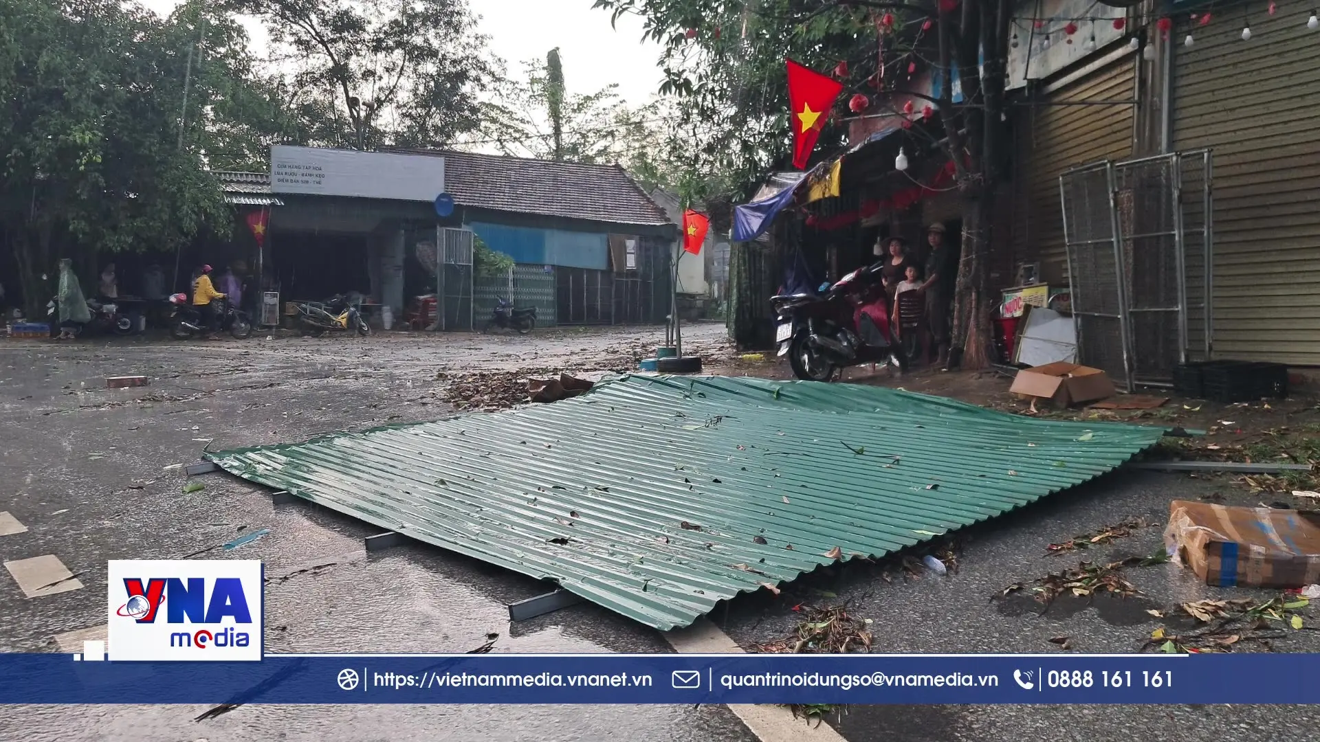 Gió lốc kèm mưa lớn gây thiệt hại ở miền tây Nghệ An