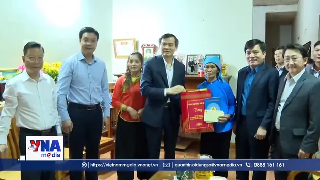 Giám đốc Học viện Chính trị Quốc gia Hồ Chí Minh tặng quà gia đình chính sách tại Lai Châu