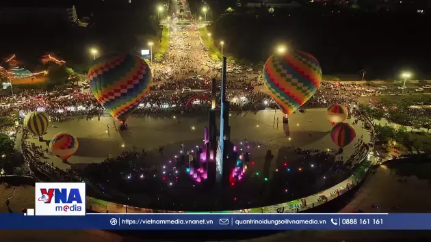 Rộn ràng lễ hội khinh khí cầu bên bờ biển Tuy Hòa