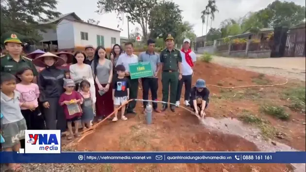 Bàn giao 5 công trình dân sinh, sẻ chia khó khăn với người dân biên giới