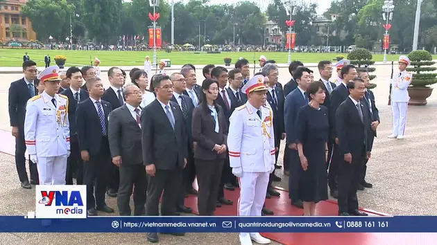 Thủ tướng Nhật Bản Takaichi Sanae vào Lăng viếng Chủ tịch Hồ Chí Minh